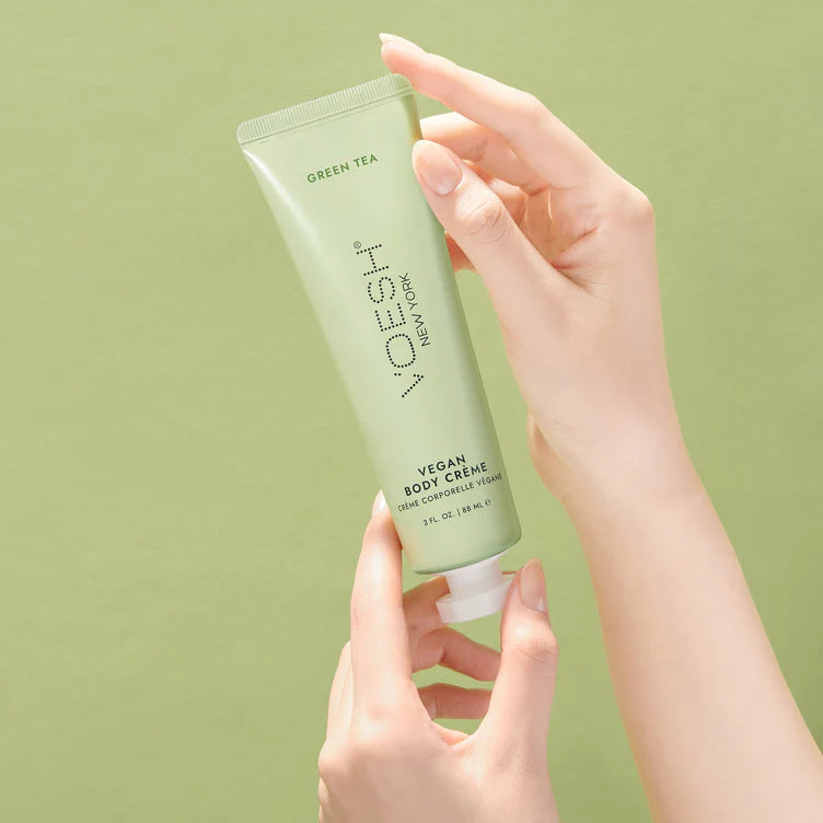 Voesh New York - Body Creme  Green Tea holding